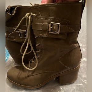 Women’s mid calf 9 1/2 M Guess boots